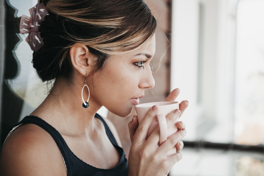Una mujer disfrutando de un momento tranquilo con una taza caliente
